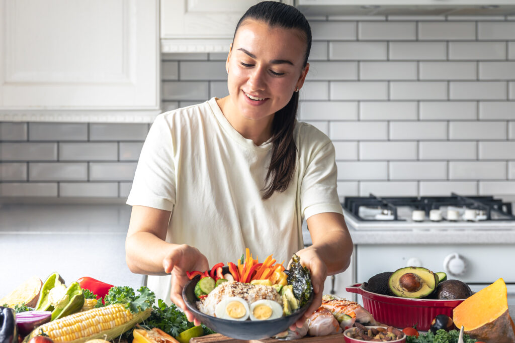 Persona con energía y enfoque siguiendo alimentación keto